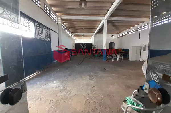 Prédio comercial para locação de frente para a Estrada do Coco