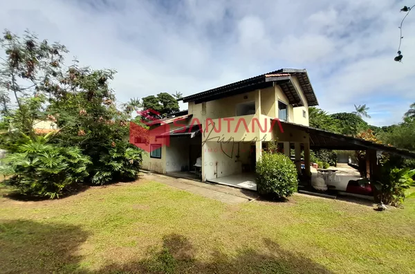 Casa com duplo terreno no Águas Finas