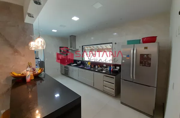 Casa com duplo terreno no Águas Finas