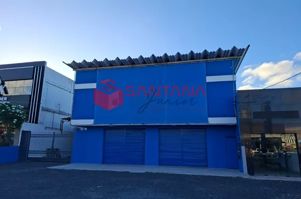 Prédio comercial para locação de frente para a Estrada do Coco