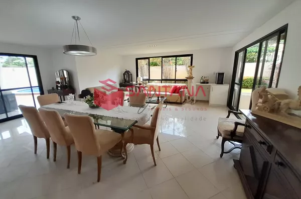 Casa com 5/4 em condomínio no Miragem