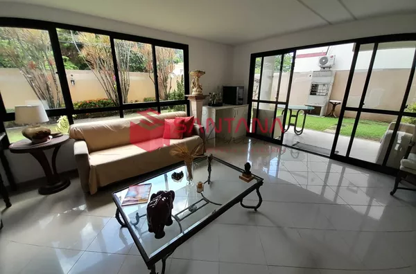 Casa com 5/4 em condomínio no Miragem