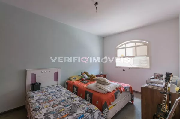 CASA com 3 dormitórios e 5 garagens