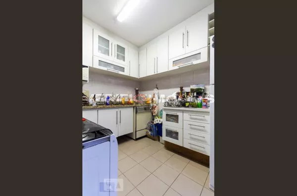 CASA mobiliada com 3 dormitórios e 2 garagens