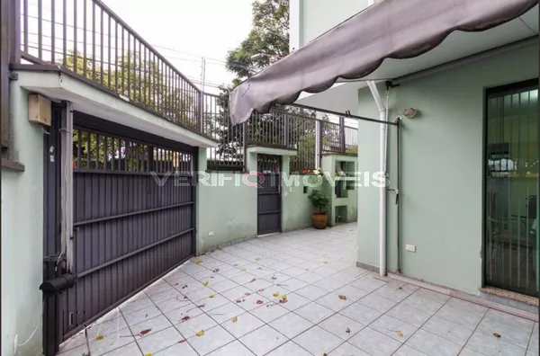 CASA mobiliada com 3 dormitórios e 2 garagens