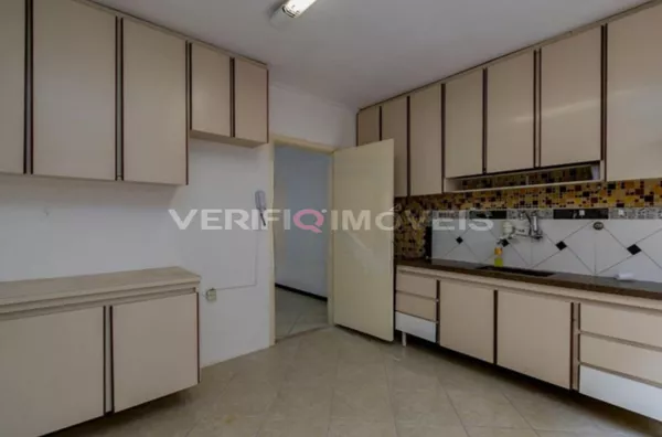 CASA com 3 dormitórios e 4 garagens