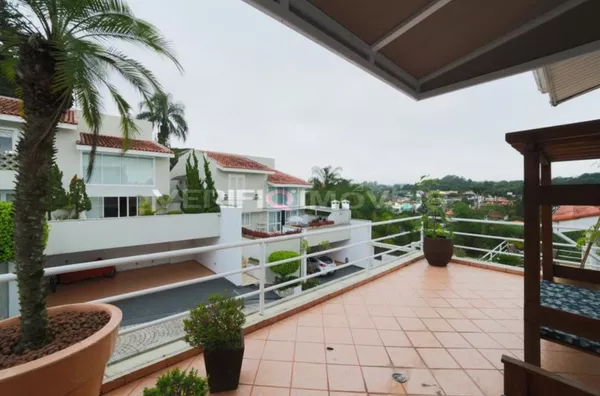 CASA EM CONDOMÍNIO mobiliada com 4 dormitórios e 4 garagens