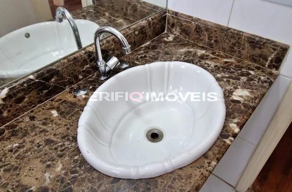 CASA com 4 dormitórios e 4 garagens