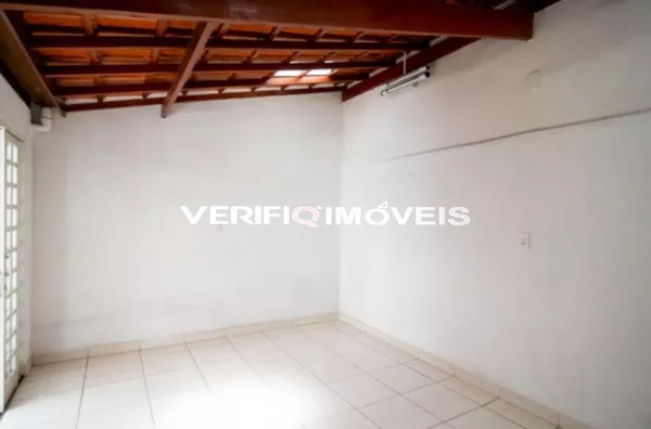 CASA com 3 dormitórios e 3 garagens
