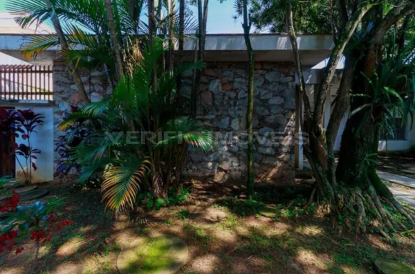 CASA com 4 dormitórios e 4 garagens
