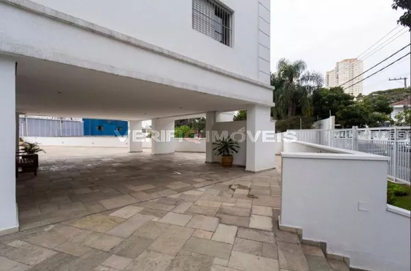 APARTAMENTO no 6º andar mobiliado com 2 dormitórios e 1 garagem