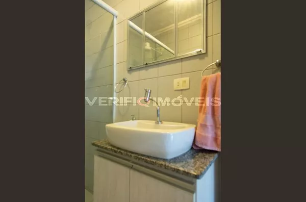 APARTAMENTO no 4º andar com 2 dormitórios e 1 garagem