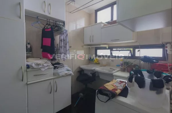 APARTAMENTO no 2º andar mobiliado com 3 dormitórios e 3 garagens