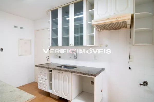 APARTAMENTO no 1º andar com 3 dormitórios e 2 garagens
