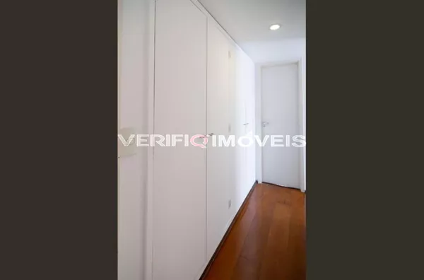 APARTAMENTO no 1º andar com 3 dormitórios e 2 garagens