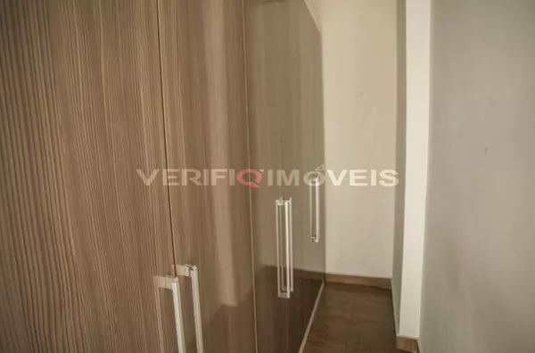 CASA com 4 dormitórios e 4 garagens