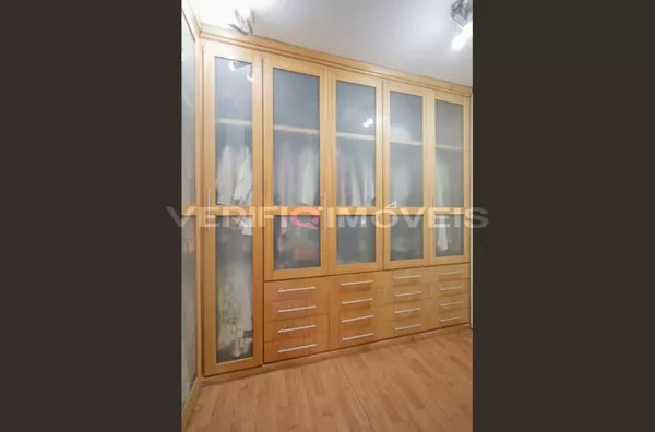 CASA mobiliada com 3 dormitórios e 2 garagens