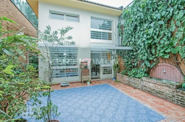 CASA mobiliada com 3 dormitórios e 2 garagens