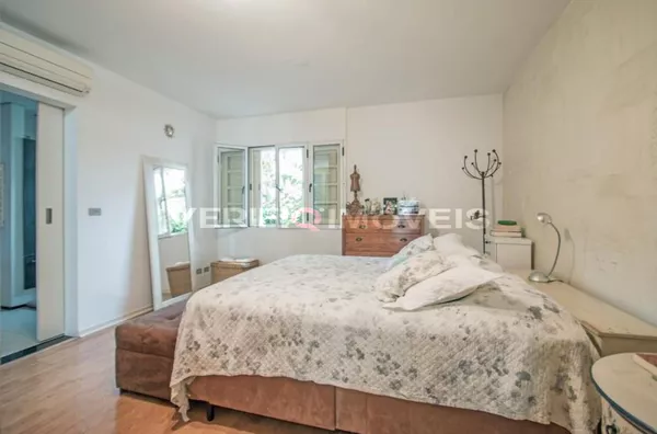 CASA mobiliada com 3 dormitórios e 2 garagens