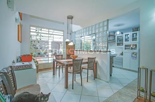 CASA mobiliada com 3 dormitórios e 2 garagens