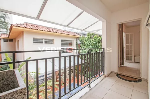 CASA mobiliada com 3 dormitórios e 2 garagens