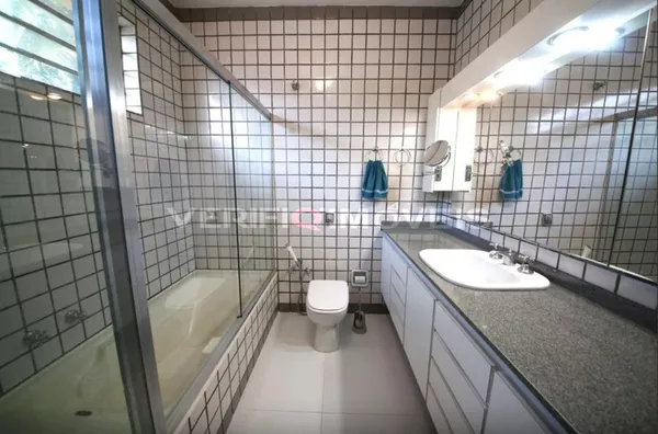 CASA com 6 dormitórios e 3 garagens