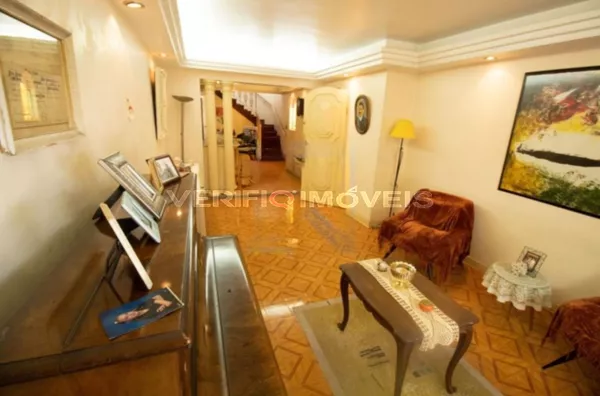 CASA mobiliada com 3 dormitórios e 2 garagens