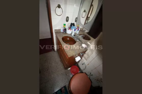 CASA mobiliada com 3 dormitórios e 2 garagens