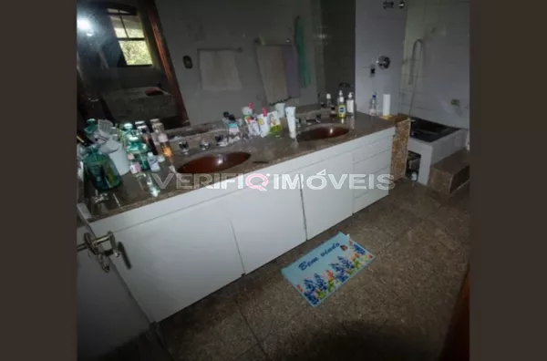 CASA mobiliada com 3 dormitórios e 2 garagens