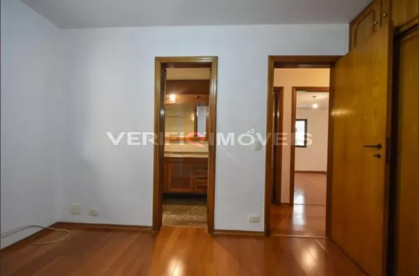 APARTAMENTO no 5º andar com 4 dormitórios e 3 garagens