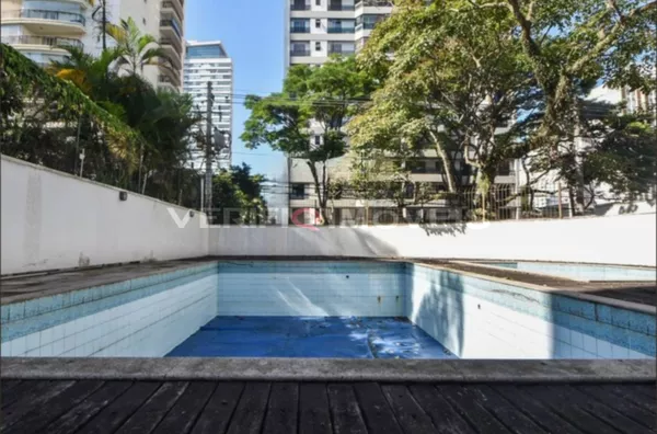 APARTAMENTO no 5º andar com 4 dormitórios e 3 garagens