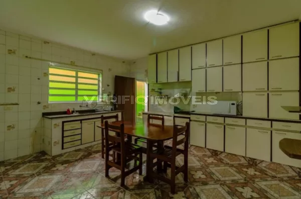 CASA mobiliada com 3 dormitórios e 2 garagens