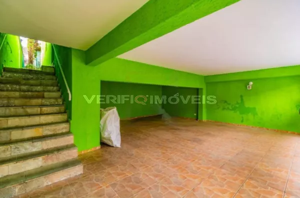 CASA mobiliada com 3 dormitórios e 2 garagens