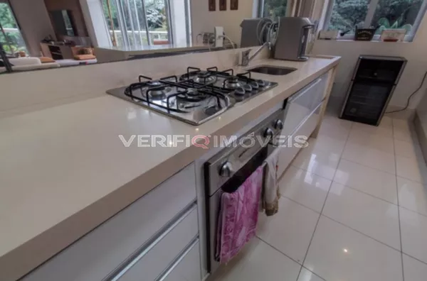 APARTAMENTO no 5º andar mobiliado com 2 dormitórios e 3 garagens