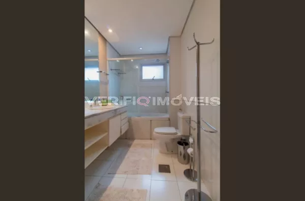 APARTAMENTO no 5º andar mobiliado com 2 dormitórios e 3 garagens