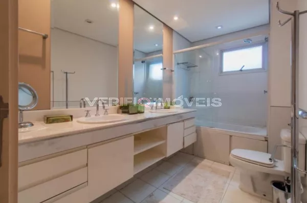 APARTAMENTO no 5º andar mobiliado com 2 dormitórios e 3 garagens
