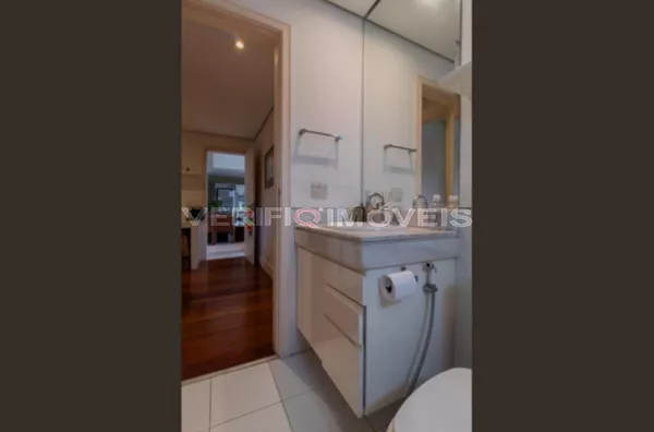 APARTAMENTO no 5º andar mobiliado com 2 dormitórios e 3 garagens