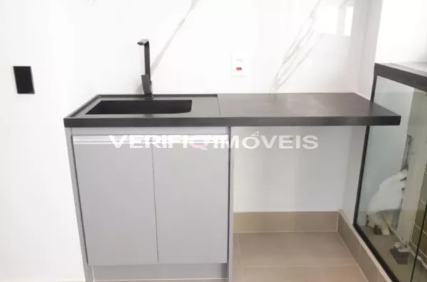 APARTAMENTO no 13º andar com 2 dormitórios e 1 garagem