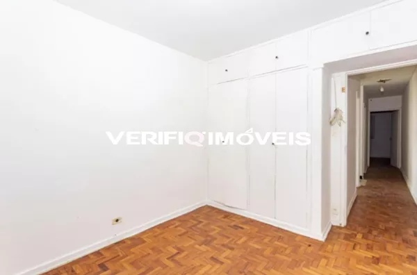 CASA com 3 dormitórios e 4 garagens