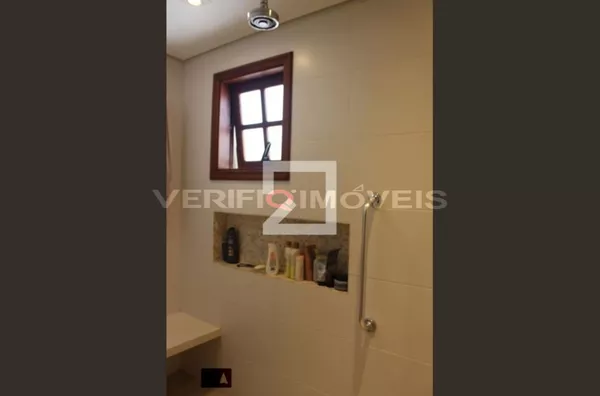 CASA EM CONDOMÍNIO com 5 dormitórios e 3 garagens