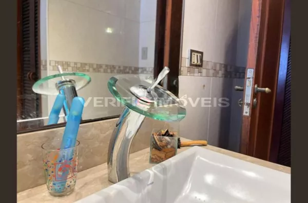 CASA com 4 dormitórios e 2 garagens