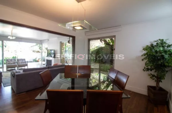 CASA mobiliada com 3 dormitórios e 2 garagens