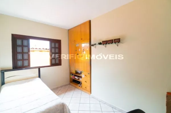 CASA mobiliada com 3 dormitórios e 3 garagens