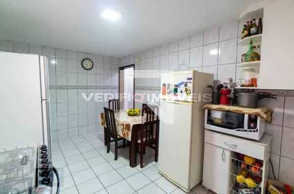CASA mobiliada com 3 dormitórios e 3 garagens