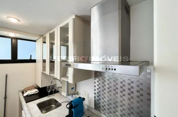 APARTAMENTO no 8º andar mobiliado com 2 dormitórios e 2 garagens