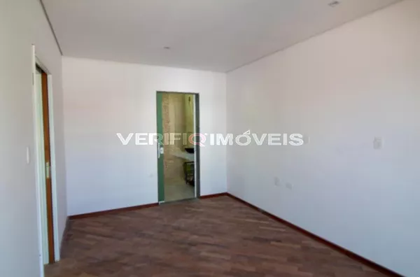 CASA com 3 dormitórios e 6 garagens
