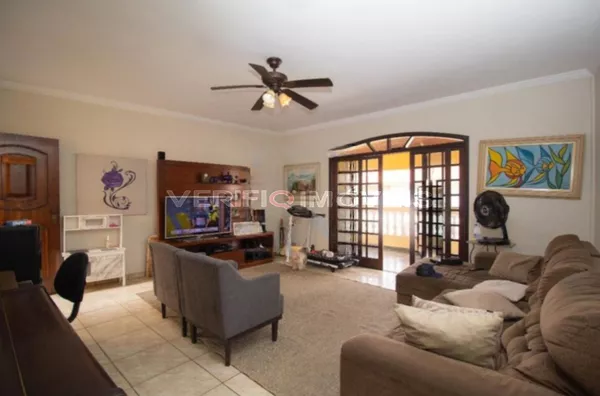 CASA com 3 dormitórios e 2 garagens