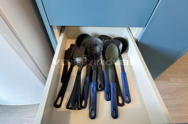 APARTAMENTO no 5º andar mobiliado com 1 dormitório e 1 garagem