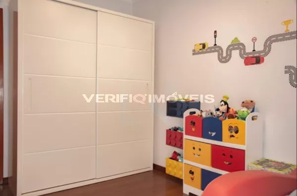 CASA com 4 dormitórios e 4 garagens