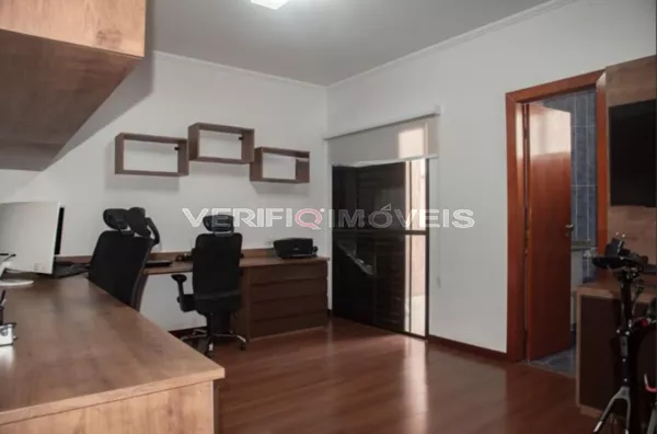 CASA com 4 dormitórios e 4 garagens
